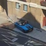 ¡No se puede aparcar, amigo! Momento en el que un hombre estrella un Lamborghini Huracan de 200.000 libras contra un POSTE en Wapping antes de alejarse del lugar del accidente