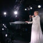 Los fanáticos de Céline Dion se llenaron de lágrimas cuando la estrella cerró la ceremonia de apertura de los Juegos Olímpicos frente a la Torre Eiffel y fue aclamada como la “mejor cantante de todos los tiempos” en medio de su trágica batalla con el síndrome de la persona rígida