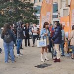 Larga cola hasta la calle Mayor para recoger los paraguas de la calle Ancha tras su retirada al final del verano