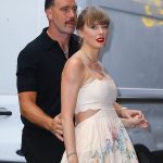 Taylor Swift deslumbra con un vestido blanco mientras ella y el elegante Travis Kelce asisten a la boda de la modelo Karen Elson en Electric Lady Studios en Nueva York