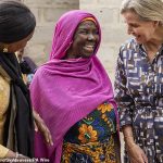 La sonriente Sophie, duquesa de Edimburgo, luce elegante con un vestido estampado llamativo mientras sustituye al rey Carlos durante su visita a Tanzania