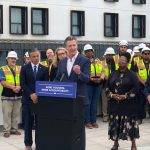 Newsom firma un paquete de ley de vivienda para ‘subir la presión’ sobre las ciudades reacias al desarrollo