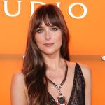 Dakota Johnson tomó una sobredosis de cafeína accidentalmente porque pensó que las bebidas energéticas Celsius eran “naturales”