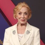 Holland Taylor corrige dulcemente los comentarios de un crítico de moda sobre su atuendo en los Emmy