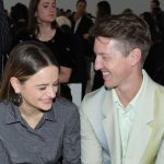 Joey King y su esposo Steven Piet lucen muy enamorados en el desfile de moda de Max Mara en Milán; Joey es honrado como el rostro del futuro